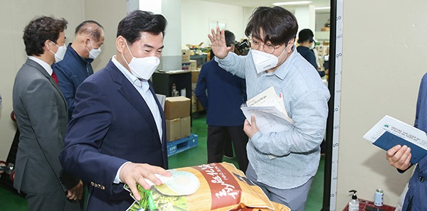 김상돈 의왕시장,‘학교급식 친환경 꾸러미’배송업체 방문 격려  