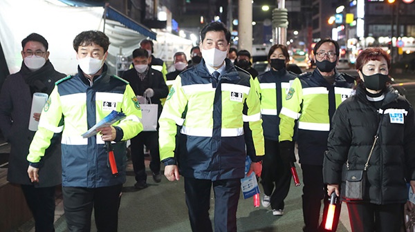 김상돈 의왕시장, 자율방범기동순찰연합대와 야간 순찰