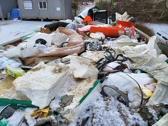 2월15일-내손다구역 재개발사업구역 공사현장에서 압롤박스 불법투기가 상습적으로 이루어지고 있다