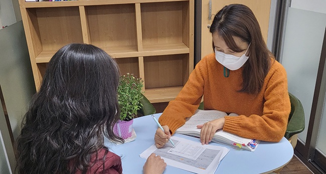   의왕시(시장 김성제)는 백운밸리 도시개발사업 지구 내․외 현안(공약) 사업들의 신속한 추진을 도모하기 위해 ‘백운밸리 대책TF팀’을 구성했다.   백운밸리 도시개발사업 관련 주요 사업은 ▲종합병원 유치 ▲백운호수변 명품 호수공원 조성 ▲의일로2 확장 ▲오전~청계간 도로개설 ▲청계IC 수원방향 신설 등 총 10개 사업이며, 시는 2019년 백운밸리 내 공동주택 입주 이후 생활인프라 부족 등에 따른 지역주민의 불편을 조기 해소하고자‘백운밸리 대책TF팀’을 구성한다고 밝혔다.   안전도시국장을 단장으로하는 TF팀은 의왕도시공사와 백운PFV(주)를 사업관리반으로, 도로건설과 등 시 관련 부서장을 행정실무(지원)반으로 편성하고, 수시 실무협의 및 정기회의를 통해 유기적으로 협력해 신속하고 효율적인 사업추진을 도모한다는 계획이다.   김성제 의왕시장은 “백운밸리와 관련된 공약사업을 비롯해 많은 현안 사업들의 속도감 있는 추진을 통해 지역 주민들의 생활환경이 조기에 개선될 수 있도록 최선의 노력을 다하겠다”고 전했다.